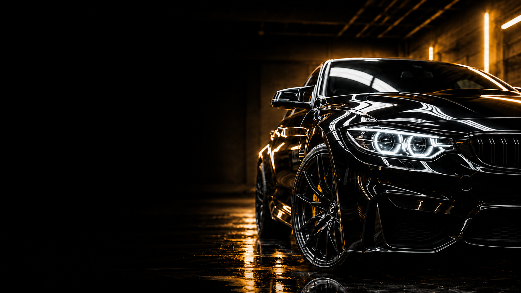 Czarny samochód w studiu detailingowym CarPrime